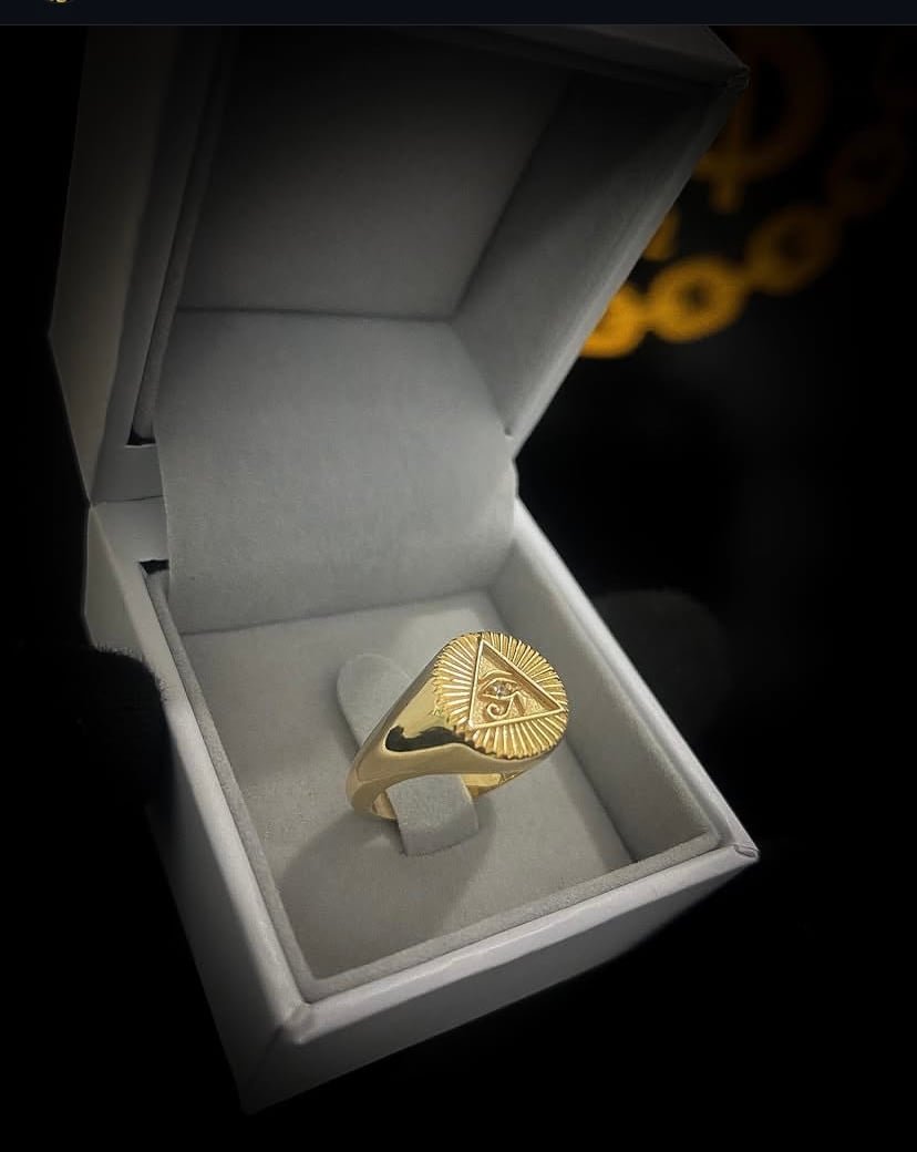 Dedeira olho de Horus pirâmide 3D - banhada a ouro 18k